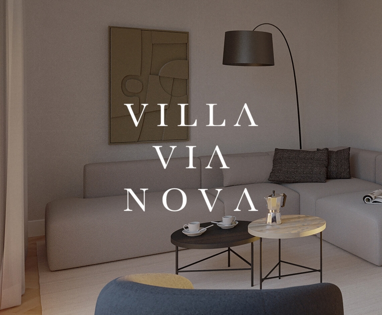 Het gestapelde logo van Villa Via Nova over een interieur impressie