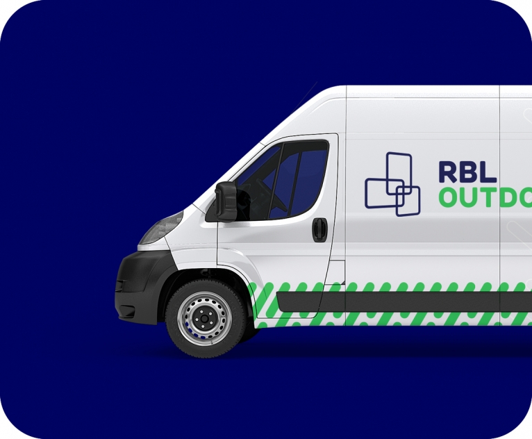 Een busje gewrapt  met logo van RBL Outdoor