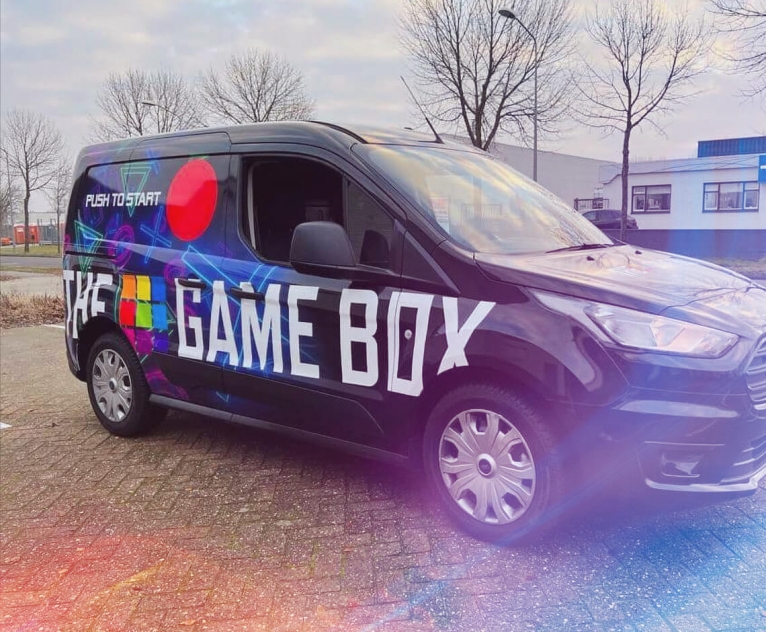 Een auto gewrapt met logo van The Game Box